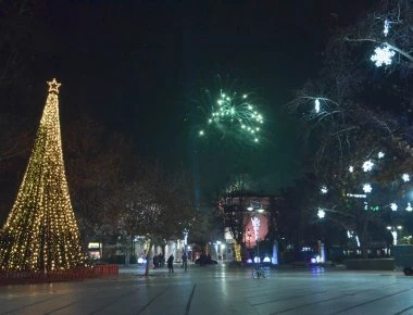 «Με το δεξί»: Τι λέει η παράδοση για το ποδαρικό;